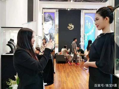 互聯(lián)網(wǎng)+大數(shù)據(jù)時代下，珠寶企業(yè)的網(wǎng)紅營銷與粉絲經(jīng)濟(jì)新路徑